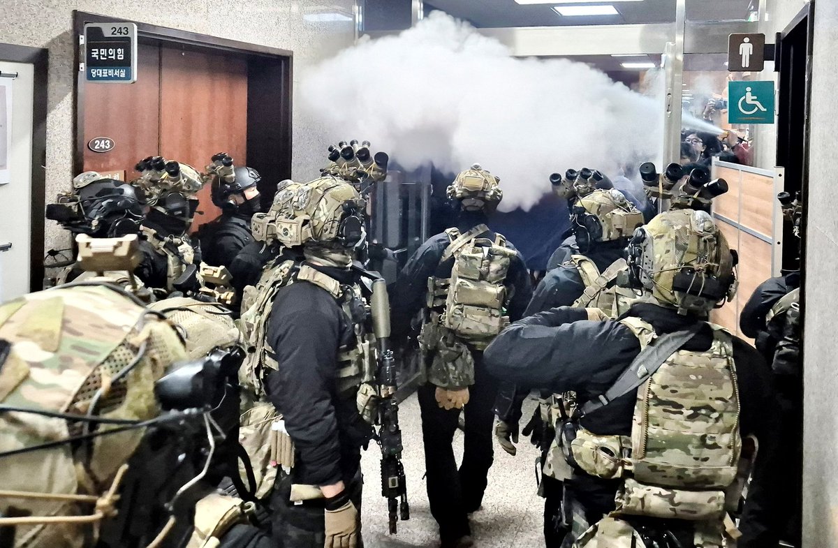 Desde Corea del Norte llegan fuertes imágenes, despliegue de tropas helicópteros blindados etc, el dictador Kim Jong Un ha dado un auto golpe de Estado y ya declarado ley marcial.... 
Upsss perdón chicos, es en Corea del sur, es una muestra de democracia y valores occidentales.