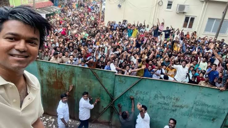 SuseeMaha16's tweet photo. 🐿️: களத்துக்கு வந்தா கூட்டநெரிசல் ஆகிடும் 

அப்போ இந்த மாதிரி stunt எல்லாம் பண்ணும் போது இனிச்சுதா 😂😂

#வீட்டவிட்டு_வெளியவாடா_விஜய் https://t.co/EKy7kPbZnV