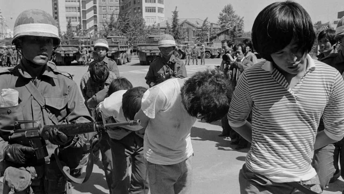 noirisaesthetic's tweet photo. กฎอัยการศึกครั้งสุดท้ายใน #เกาหลีใต้ ราวปี 1979- 1980 ก่อนเหตุวันนี้

• มหาวิทยาลัยทั่วประเทศถูกปิด
• กิจกรรมทางการเมืองถูกห้าม
• นักเรียนหลายร้อยคนเสียชีวิต และหลายพันคนถูกจับกุม
• หลังจากการลุกฮือของประชาชน เผด็จการถูกโค่นล้ม ก่อเกิดระบอบประชาธิปไตยที่แข็งแรงอย่างวันนี้ . https://t.co/Ppe5BZ5W87