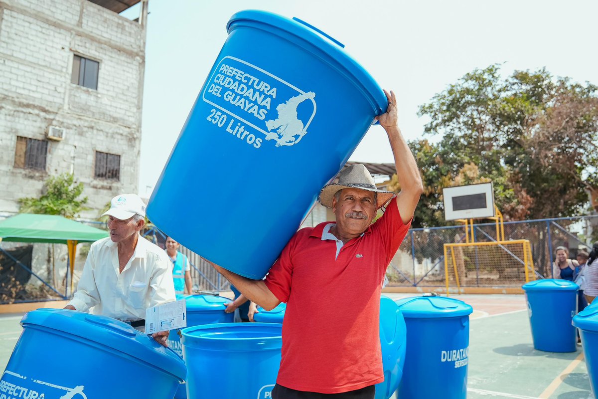 CarlosGSerranoB's tweet photo. 📍DAULE

💧✨ Hoy entregamos 30 kits de AGUA SEGURA a familias de la parroquia Juan Bautista que enfrentan la sequía y la falta de acceso a agua potable. 🚰💪 

Estos kits incluyen un tanque de 250 litros, pastillas potabilizadoras y un sorbete filtrador, herramientas fundamentales para garantizar agua limpia y segura en nuestros hogares. 🏡❤️ 

La lucha contra el cambio climático comienza con acciones concretas. 🌍💙

#ElCambioSíSeSiente