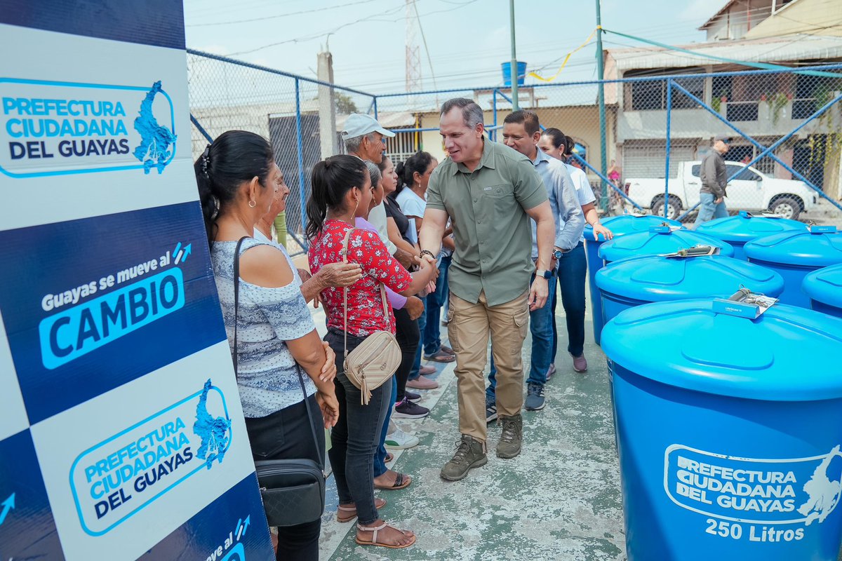 CarlosGSerranoB's tweet photo. 📍DAULE

💧✨ Hoy entregamos 30 kits de AGUA SEGURA a familias de la parroquia Juan Bautista que enfrentan la sequía y la falta de acceso a agua potable. 🚰💪 

Estos kits incluyen un tanque de 250 litros, pastillas potabilizadoras y un sorbete filtrador, herramientas fundamentales para garantizar agua limpia y segura en nuestros hogares. 🏡❤️ 

La lucha contra el cambio climático comienza con acciones concretas. 🌍💙

#ElCambioSíSeSiente