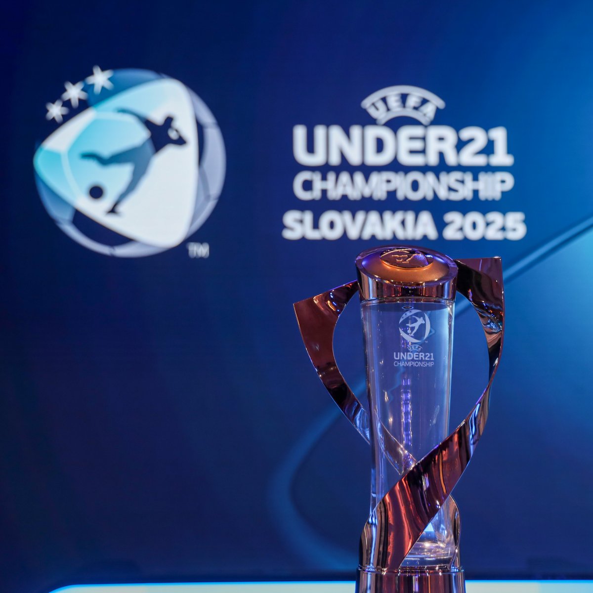 DFBNachwuchs's tweet photo. Um 19 Uhr geht's los: Die Auslosung der #U21-Europameisterschaft 2025 in der Slowakei! 🤩

📺👀 Auf wen das deutsche Team von Cheftrainer Antonio Di Salvo zwischen dem 11. und 28. Juni trifft, seht ihr hier live:
👉 https://t.co/7X2M5338Fc

#CREW21 | 📸 UEFA https://t.co/8GTpzKcnC8