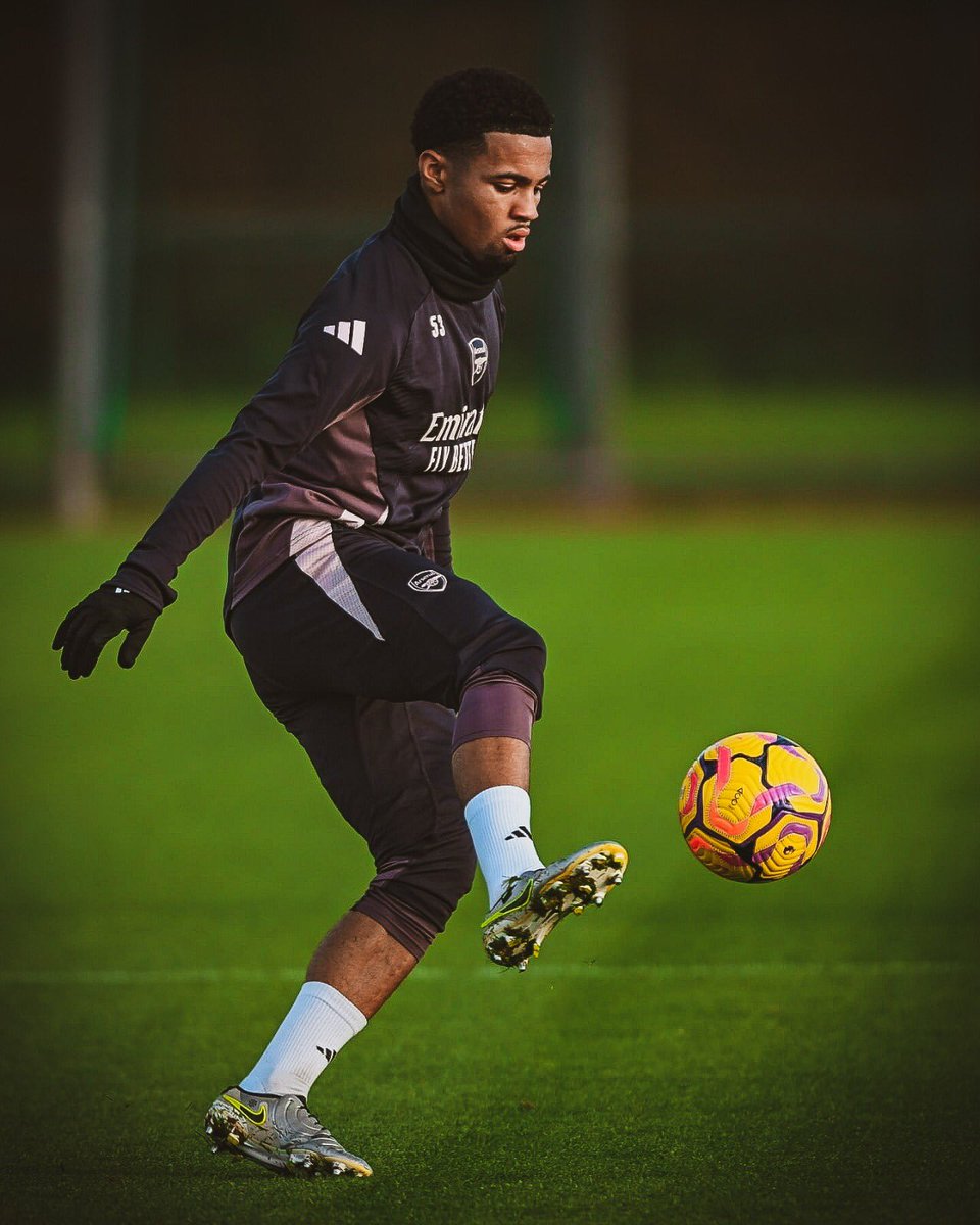 alexAFC__'s tweet photo. 📷 | A few [RETOUCHED] pictures of the Boy’s back in training at the SOBHA Reality Training Centre @Arsenal 

#VintageStyle #RetouchEdits #ArsenalPic https://t.co/3RjVjsDN9y