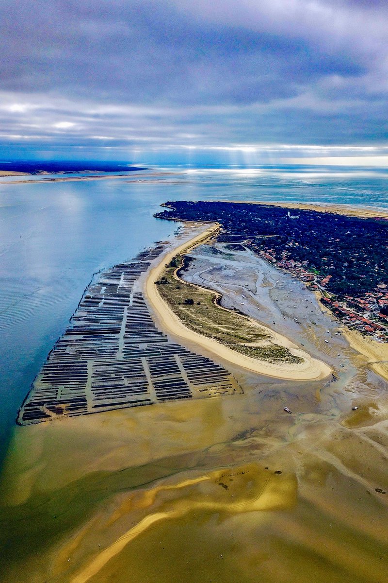 Toute la beauté du Bassin d’Arcachon pendant l’hiver ! 
En hiver, moins d’activités, moins de bateaux et de belles couleurs !
.
.
#bassindarcachon #bassinarcachon #capferret #mimbeau #presquilecapferret #legecapferret #dunedupilat #dunepilat #picoftheday #france