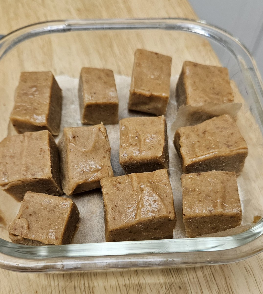 Thank you, #thebigleybasics for this yummy #vegan #norefined sugar recipe for salted caramel date fudge! Yummm!😋