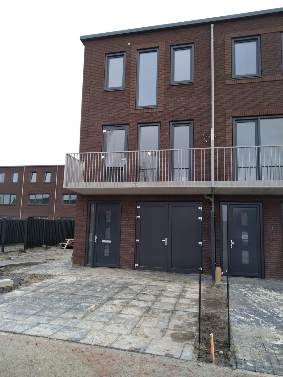 Aan de Opwierdeweg en de Graaf Edzardstraat in Appingedam komen 103 aardbevingsbestendige nieuwbouwwoningen. Deze woningen zijn onderdeel van het project Hart van Opwierde. Vandaag werden de eerste woningen opgeleverd.  bit.ly/4gbXZes
