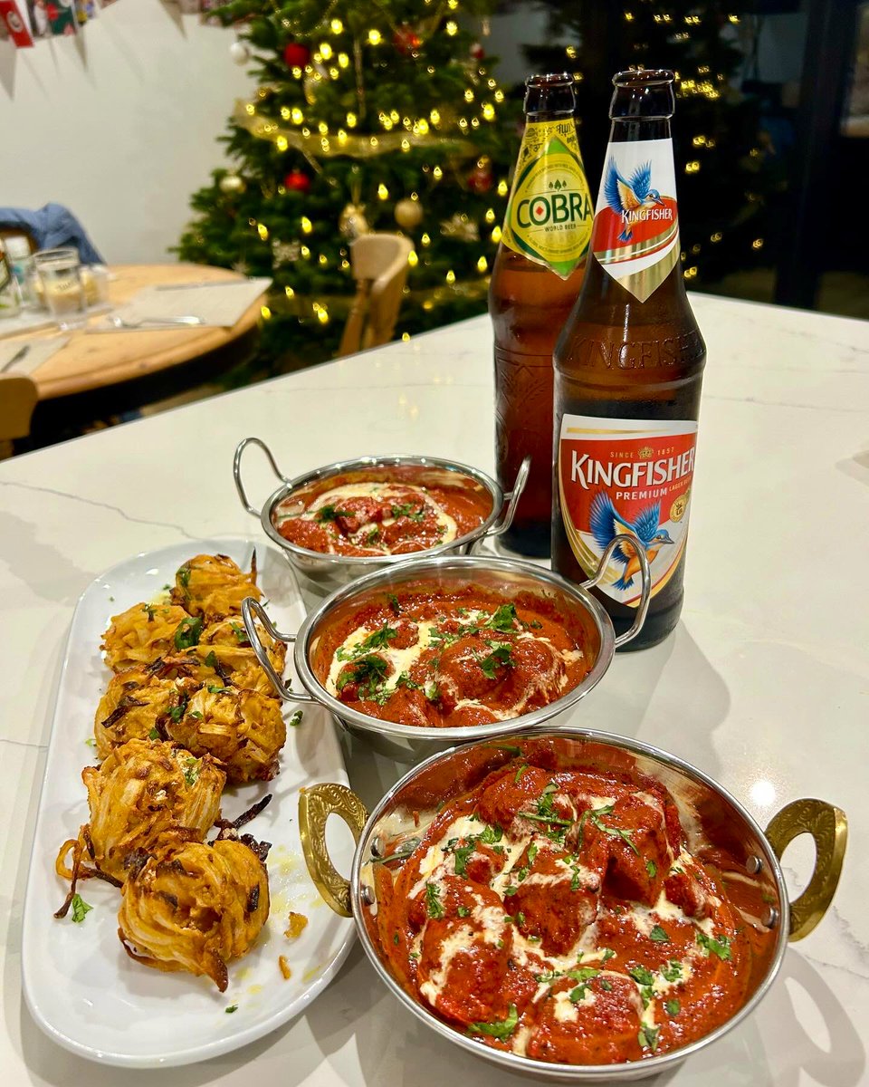 Matt_Hutson's tweet image. Posting this again as it’s now December, and there’s a Christmas tree in the background… 🎄 

Also, those air fryer Bhajis were superb 

Roll on the Festive Curry Content 🌶️🔥