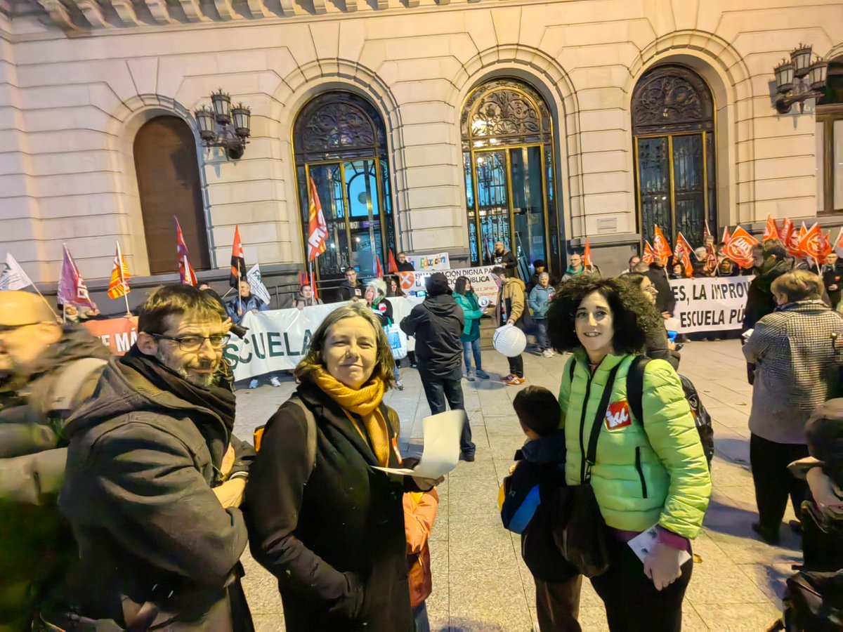 Asanzr's tweet photo. Con la comunidad educativa aragonesa de nuevo en la calle en defensa de la #EducacionPublica frente al caos y los recortes de las derechas. https://t.co/iE0cUCTrBu