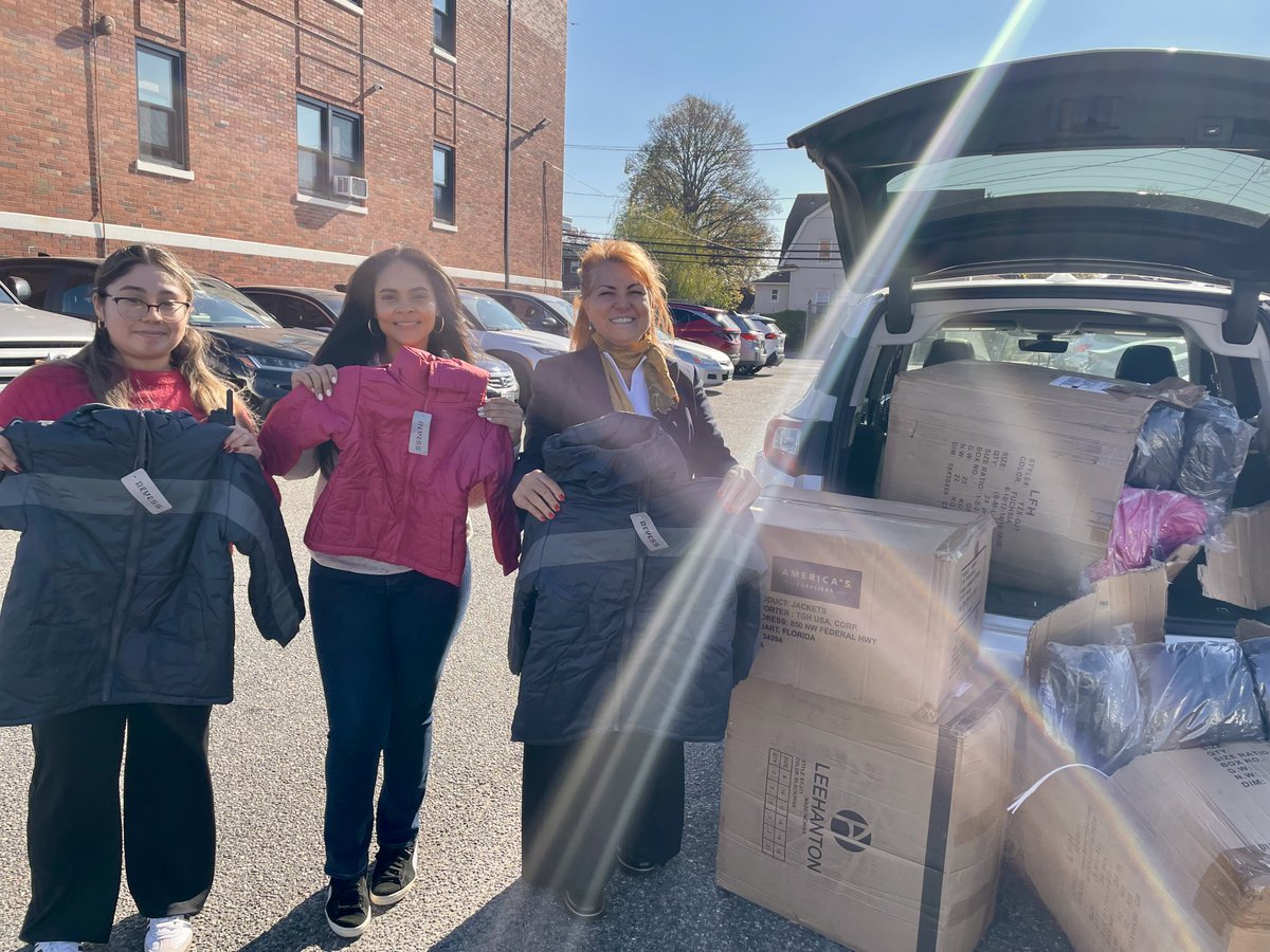 Community_Wind's tweet image. This #GivingTuesday, we’re bringing warmth where it’s needed most. Community Offshore Wind is proud to donate 1,000 brand-new coats to children and families across New York and New Jersey.

Winter can be tough, especially with rising costs making essentials like a warm coat a…