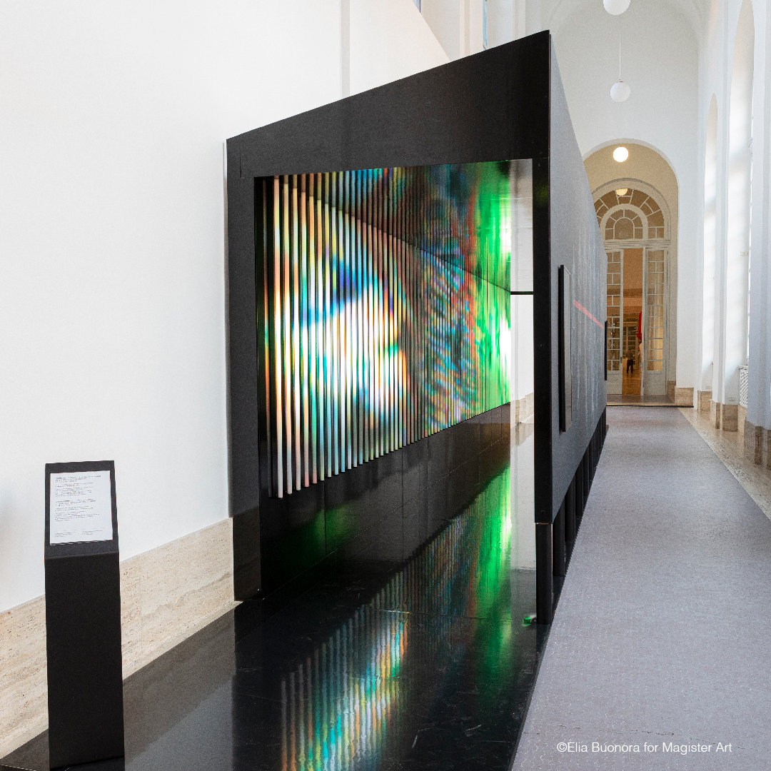 "Forme uniche della continuità nello spazio" è l'installazione multimediale realizzata da Magister Art in occasione della mostra "Il tempo del Futurismo" alla GNAM di Roma. Un percorso percettivo che unisce luce, suono e movimento in un’esperienza sensoriale inedita.