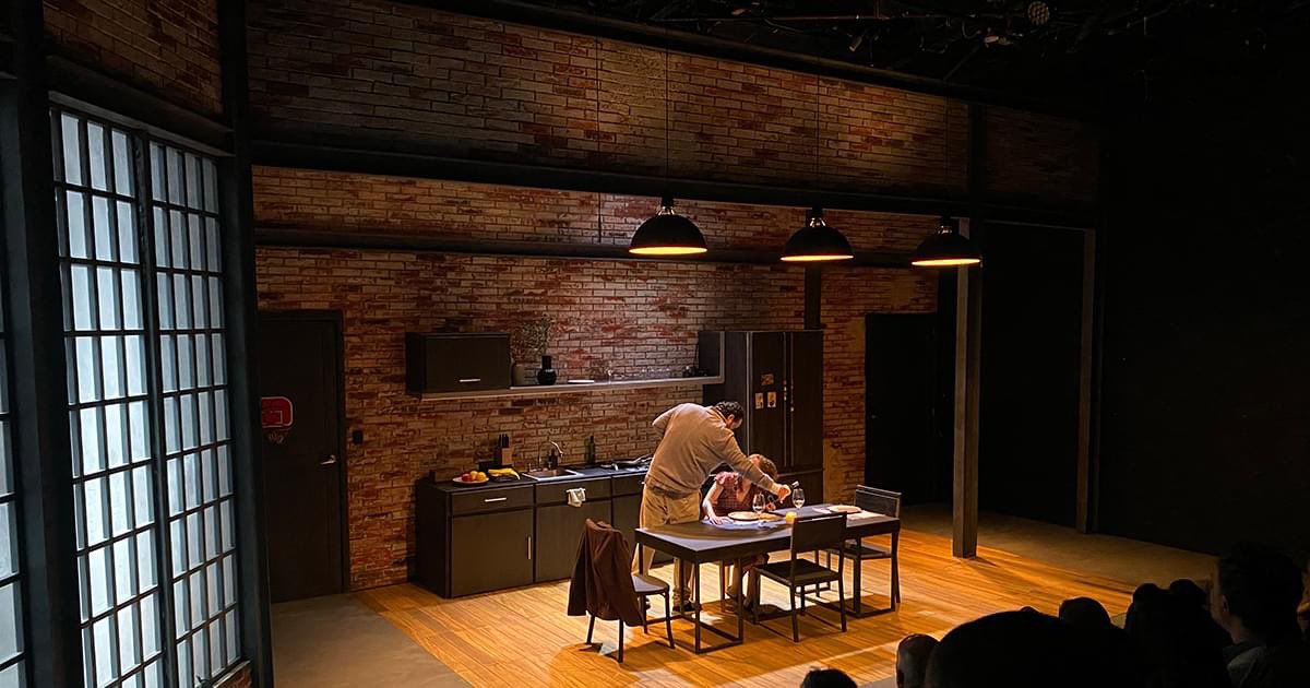 #Huérfanos de Dennis Kelly, traducido por Roberto Cavazos y dirigido por Angélica Rogel es un intenso thriller que explora los límites de la moral, la lealtad familiar y el peso de las acciones:

Lee la reseña: distritoteatral.mx/inicio/2024/12…