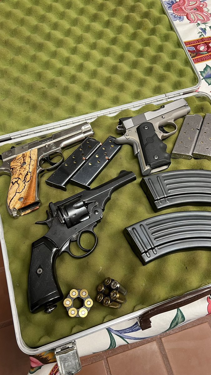 BrexitBuster's tweet photo. @craigybuttons @Moor3_D @miffythegamer Seems that his performative cosplay gun nonsense hasnβt worked either.
#LooseCanon #AltarMitty https://t.co/nPCqwK9TLb