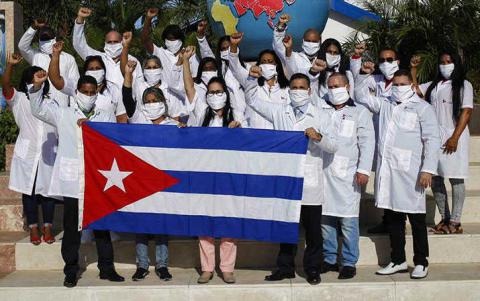 En el #DíaDeLaMedicinaLatinoamericana felicitamos a nuestros abnegados trabajadores de la salud y a los estudiantes de tan honrosa profesión, incluido los becarios DACCRE. 

Héroes que cada día salvan vidas, son dignos exponentes de la vocación humanista de la Revolución.