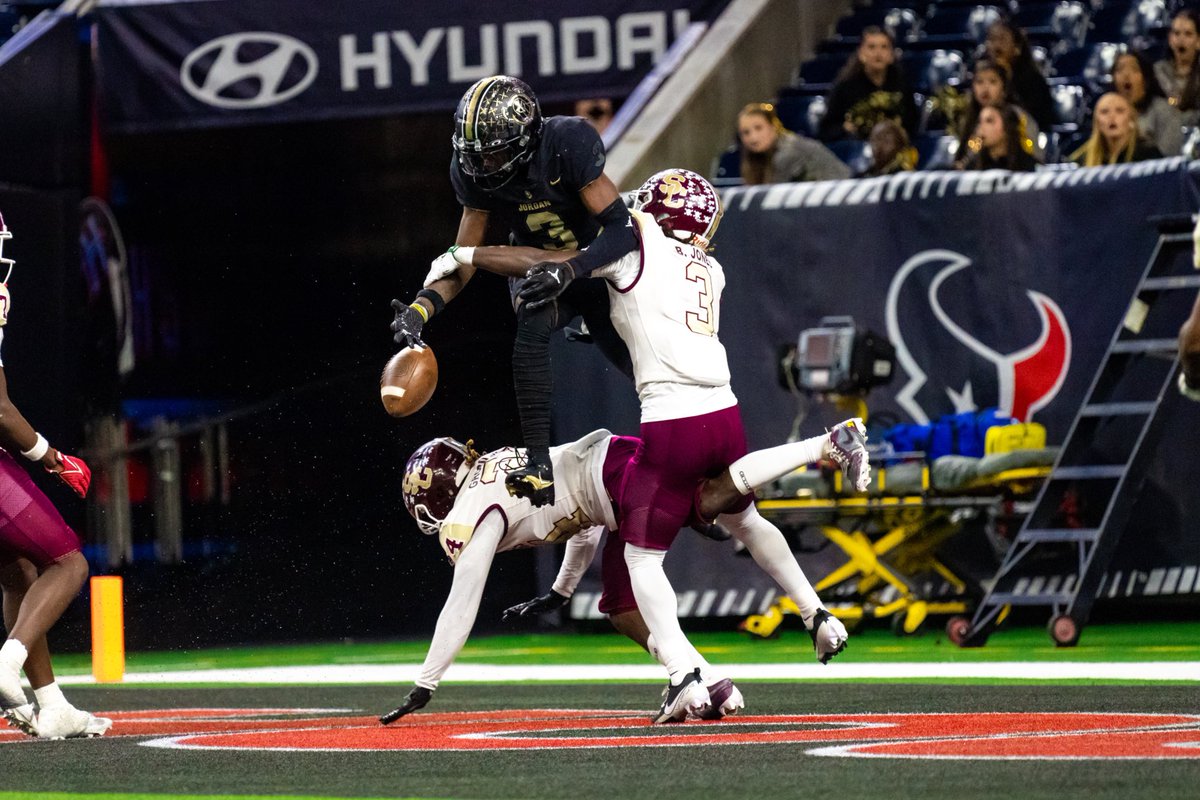 9 Catches for 6 touchdowns on 321 yards ! (Still haven’t played a snap on offense)

Updated Hudl Link 🎬: 
hudl.com/v/2QHyR5