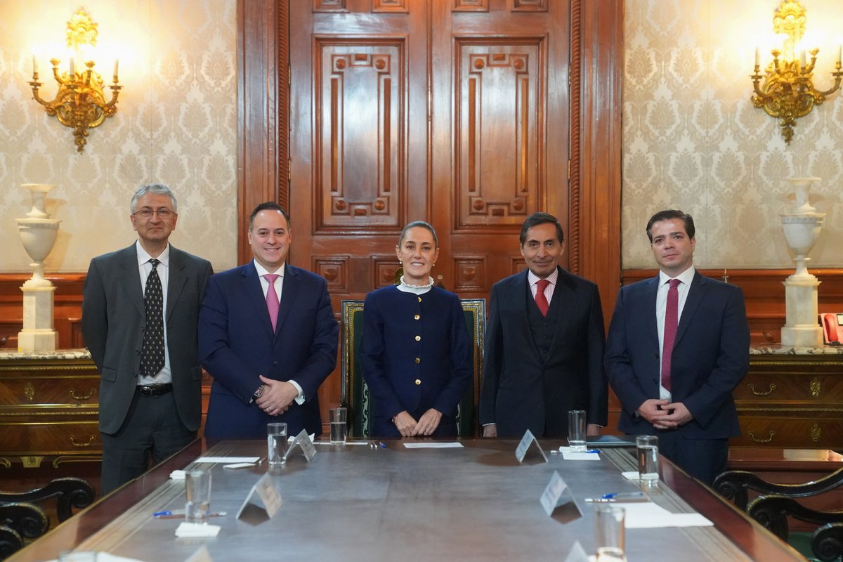 Claudiashein's tweet photo. En Palacio Nacional, nos reunimos con Roberto Sifón-Arévalo, director general y líder global de Calificaciones Soberanas en S&amp;P Global Ratings, y su equipo, para conversar sobre nuestra visión del desarrollo y las finanzas de México. https://t.co/gVgWn7yFrs
