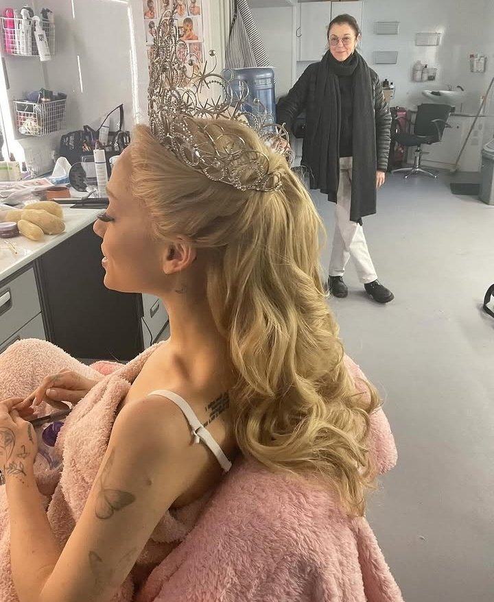 ariana tweet media