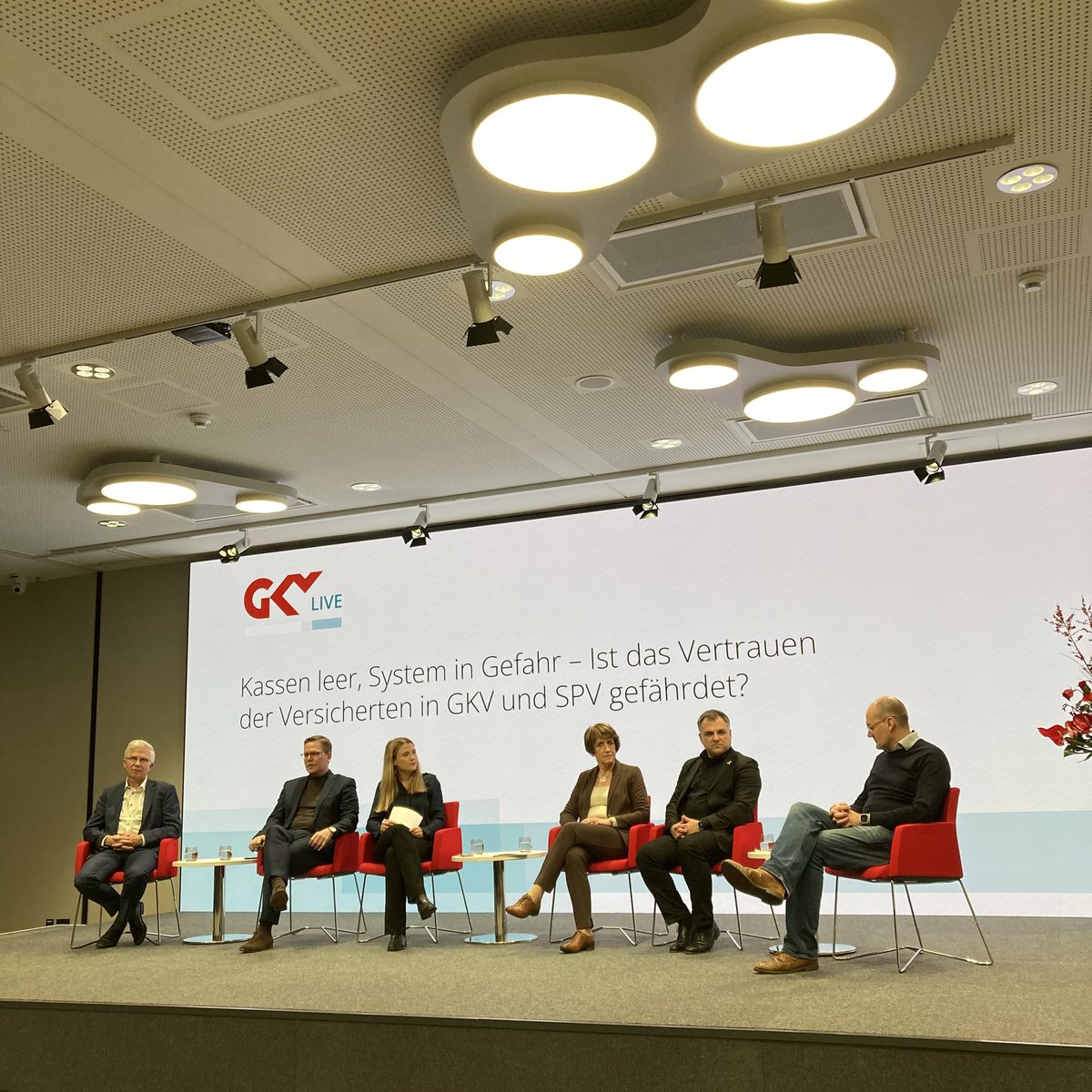 vividabkk's tweet photo. Spannende Diskussion heute bei #GKVlive zum Thema nachhaltige #Finanzierung von #GKV und #SPV. Die Parteipositionen sind durchaus unterschiedlich. Akuter Streitpunkt ist u.a. die für die SPV kurzfristig notwendige Beitragserhöhung um 0,2 Prozentpunkte. https://t.co/HQiVhClKof