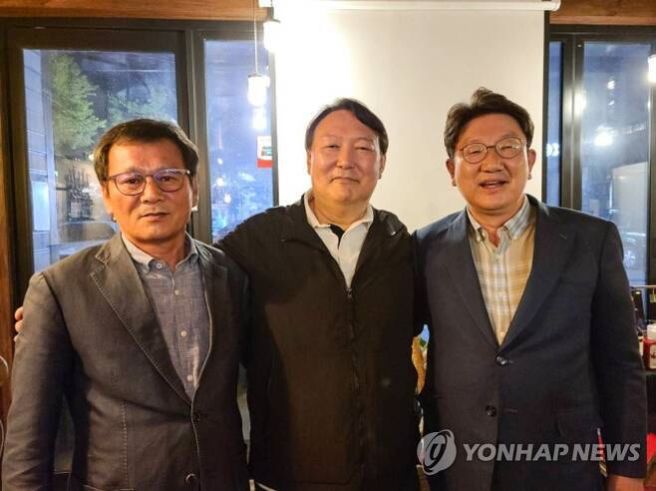 Great_Phd_Math's tweet photo. 나라 뒤집어 놓고

이 쌔끼 잔다!! https://t.co/Iw32RyzHpk