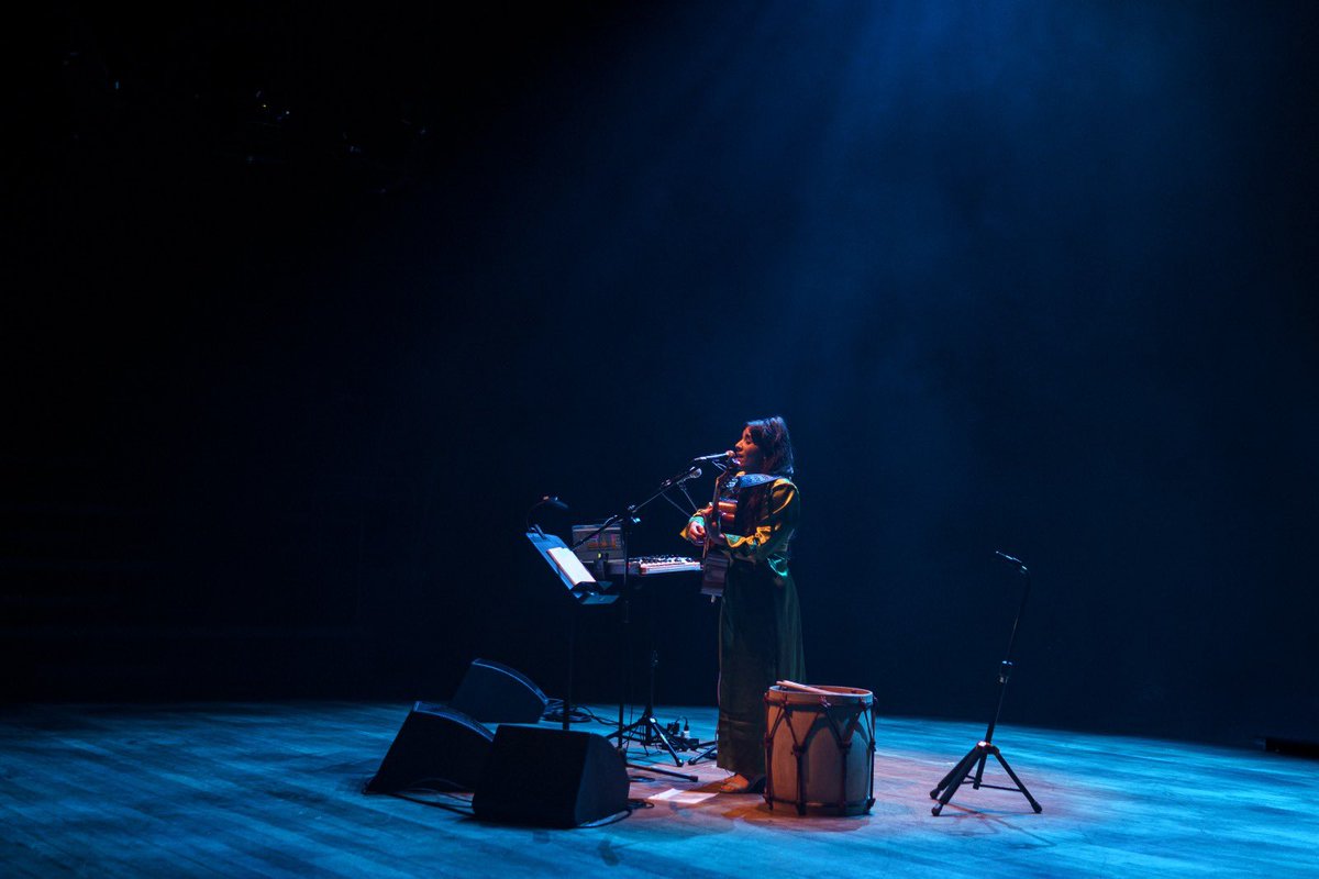 El sábado pasado presenté “Je suis Nenette” en el Festival Música de la Tierra en el Teatro Solís. Fue una belleza, tenía muchas ganas de cantar en casa! Las fotos son de Lu.lul 🤍 próximos: Buenos Aires y Maldonado