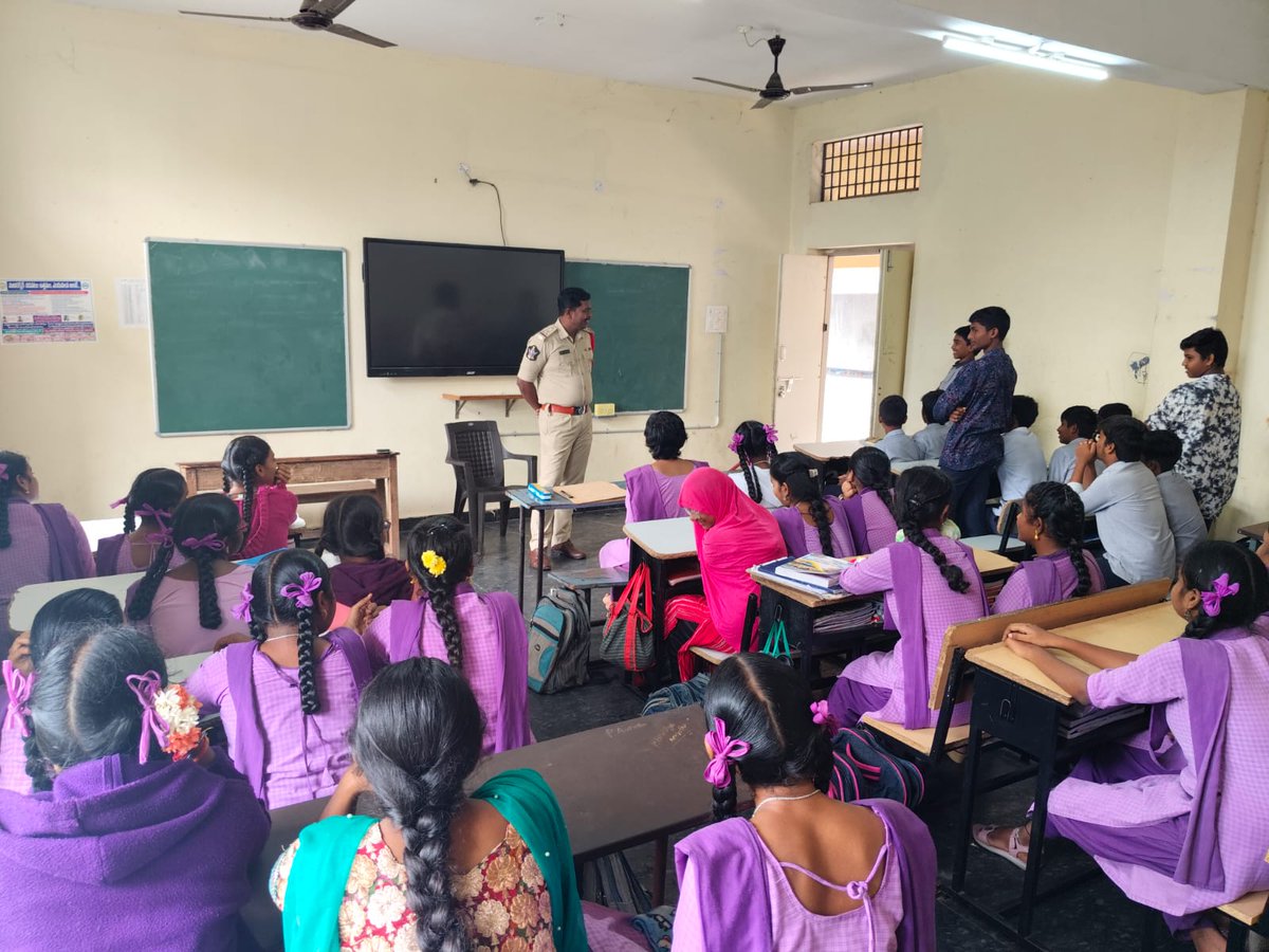 BapatlaPolice's tweet photo. Bapatla Police Boost Cybercrime Awareness Among Students, Emphasize Online Safety and Women's Protection

#DigitalDefenses #CybercrimeAwareness #OnlineSafety #DigitalSecurity #StudentSafety 

@APPOLICE100 https://t.co/wUbpuvV0Ka