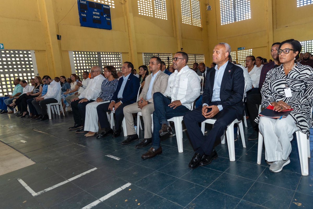 En la provincia de Monte Plata durante la entrega de préstamos por RD$47 millones a 330 clientes. De este monto, 71% fue otorgado a negocios liderados por mujeres. Fortaleciendo el tejido productivo🇩🇴 a través de servicios y educación financiera. ⁦<a href="/MIC_RD/">Ministerio de Industria, Comercio y Mipymes</a>⁩ <a href="/Promipyme_RD/">Promipymerd</a>