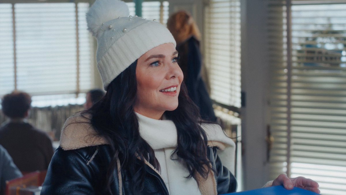 screencapslg's tweet photo. Lauren Graham - Walmart commercial, 2024 https://t.co/xiFDgH53NH