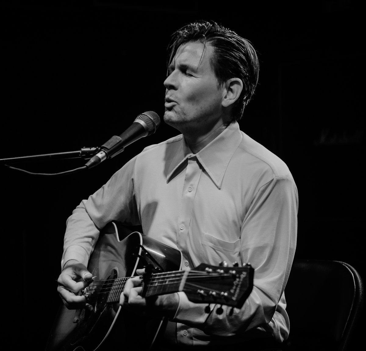Shows in Kenosha and Chicago this week, plus Twin Cities residency in January! 
Tix at jakelabotz.com/tour 
Dec 7 - Kenosha, WI - The White Lilac (solo) 
Dec 8 - Chicago - Liar's Club (solo, early show) 
Jan 16, 23, 30 - MPLS - Icehouse MPLS (trio)
