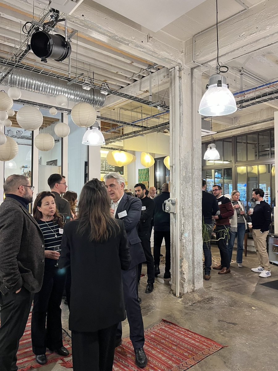 📚[#PMG24] La salle se remplit ! 

Clients, partenaires, libraires, éditeurs et collaborateurs d'#Epiceum ont été invités pour découvrir le roman sélectionné cette année par le jury.