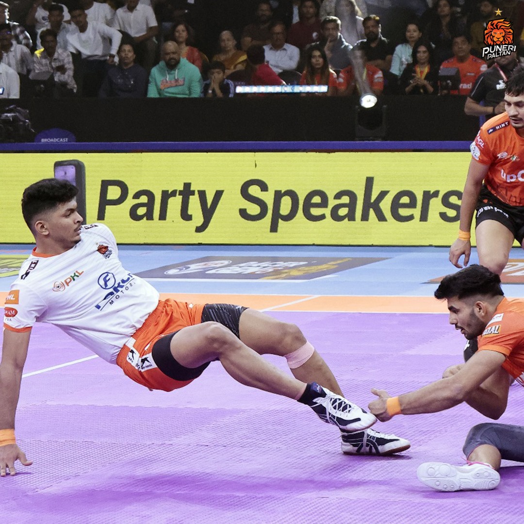 PuneriPaltan's tweet photo. A battle of pride, passion, and power! 💪🏻
No matter the win or loss, the heart of the Paltan never fades. 💥
#Match16 | #MUMvsPUN | #PuneriPaltan | #PaltangiriContinues | #पुन्हाहोऊदेPaltangiri | #PKL11 | #ProKabaddi https://t.co/CjfC87tM0a