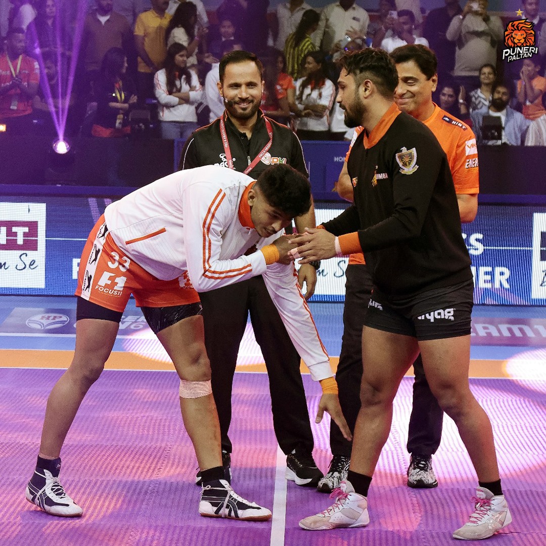 PuneriPaltan's tweet photo. A battle of pride, passion, and power! 💪🏻
No matter the win or loss, the heart of the Paltan never fades. 💥
#Match16 | #MUMvsPUN | #PuneriPaltan | #PaltangiriContinues | #पुन्हाहोऊदेPaltangiri | #PKL11 | #ProKabaddi https://t.co/CjfC87tM0a