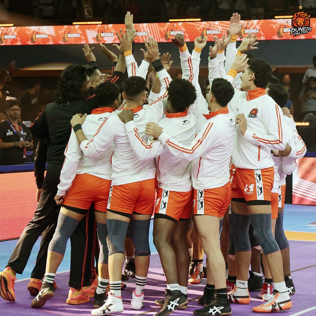 PuneriPaltan's tweet photo. A battle of pride, passion, and power! 💪🏻
No matter the win or loss, the heart of the Paltan never fades. 💥
#Match16 | #MUMvsPUN | #PuneriPaltan | #PaltangiriContinues | #पुन्हाहोऊदेPaltangiri | #PKL11 | #ProKabaddi https://t.co/CjfC87tM0a