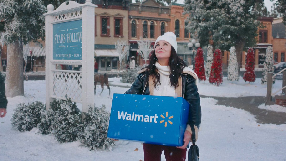 screencapslg's tweet photo. Lauren and Scott - Walmart commercial, 2024. https://t.co/chkPpvzi7M