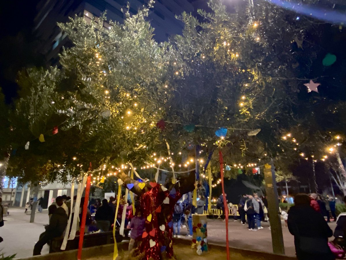 sbdterritori's tweet photo. ✨Nadal als barris✨
 
🎉💡 Aquesta tarda 🍭🍬 el Llaminer ha passat pel barri de Covadonga a fer l'encesa de 🎄🌟 l'arbre de les Capacitats, que llueix així de bonic📍 a la plaça de la Sardana
 
@AvCovadonga #NadalalsBarris #SomCapaços #Sabadell #SomriuésNadal #NadalSabadell https://t.co/yiFlICfnSM