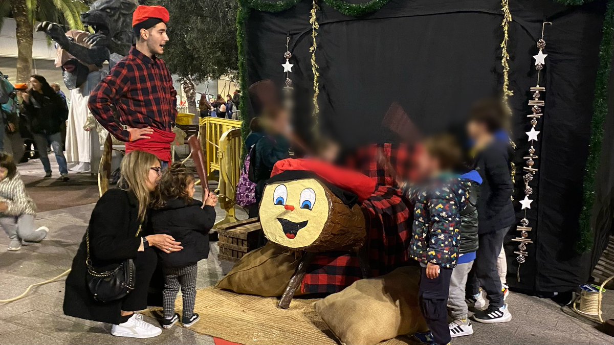 sbdterritori's tweet photo. ✨Nadal als barris✨
 
🎉💡 Aquesta tarda 🍭🍬 el Llaminer ha passat pel barri de Covadonga a fer l'encesa de 🎄🌟 l'arbre de les Capacitats, que llueix així de bonic📍 a la plaça de la Sardana
 
@AvCovadonga #NadalalsBarris #SomCapaços #Sabadell #SomriuésNadal #NadalSabadell https://t.co/yiFlICfnSM