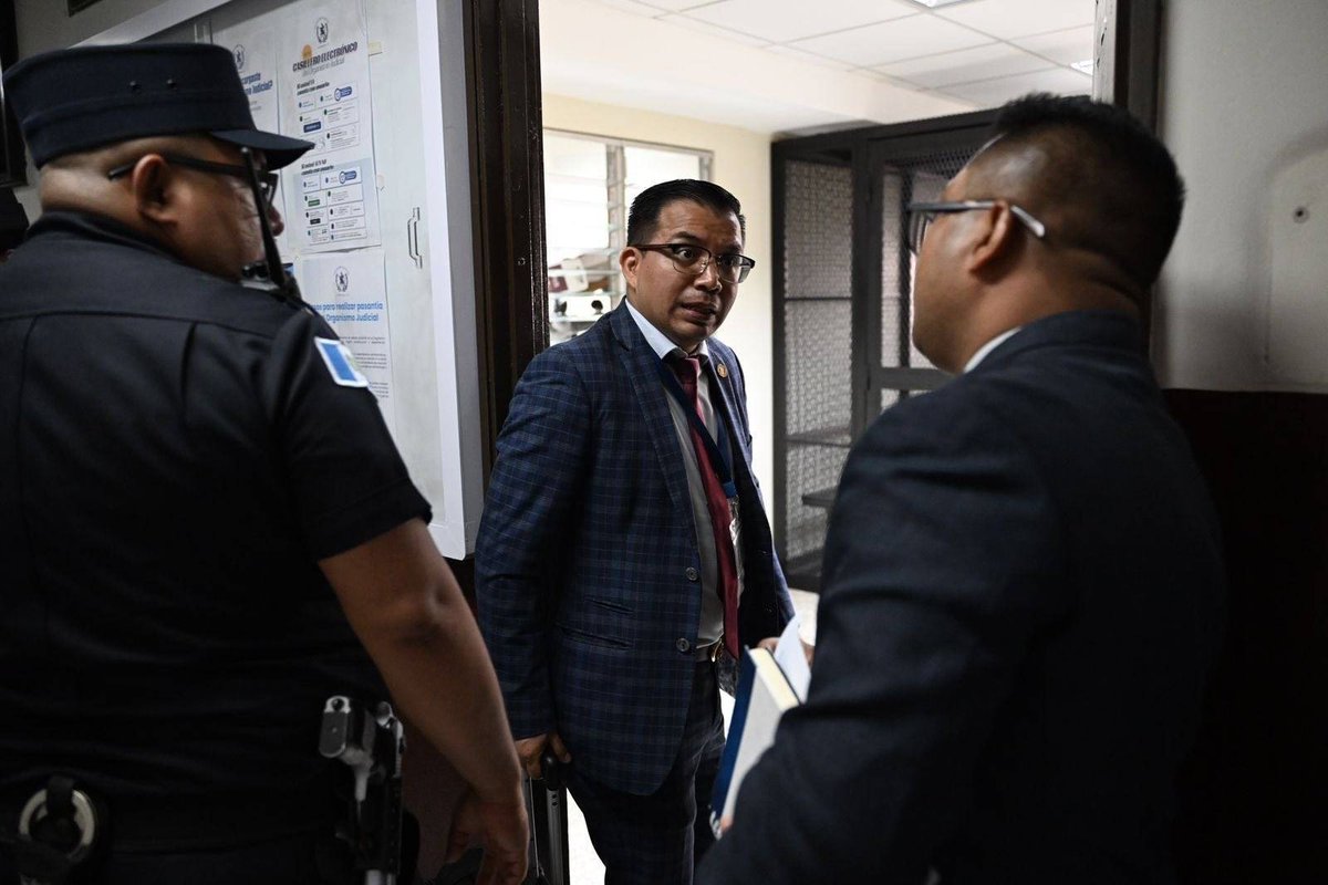 PrensaComunitar's tweet image. #URGENTE 🚨 Fiscal con sanción internacional por corrupción dirigirá la Fiscalía de Derechos Humanos

El fiscal Noé Rivera, sancionado por Estados Unidos, fue designado por Consuelo Porras para dirigir la Fiscalía de Derechos Humanos. Rivera mantuvo en prisión a Virginia Laparra…