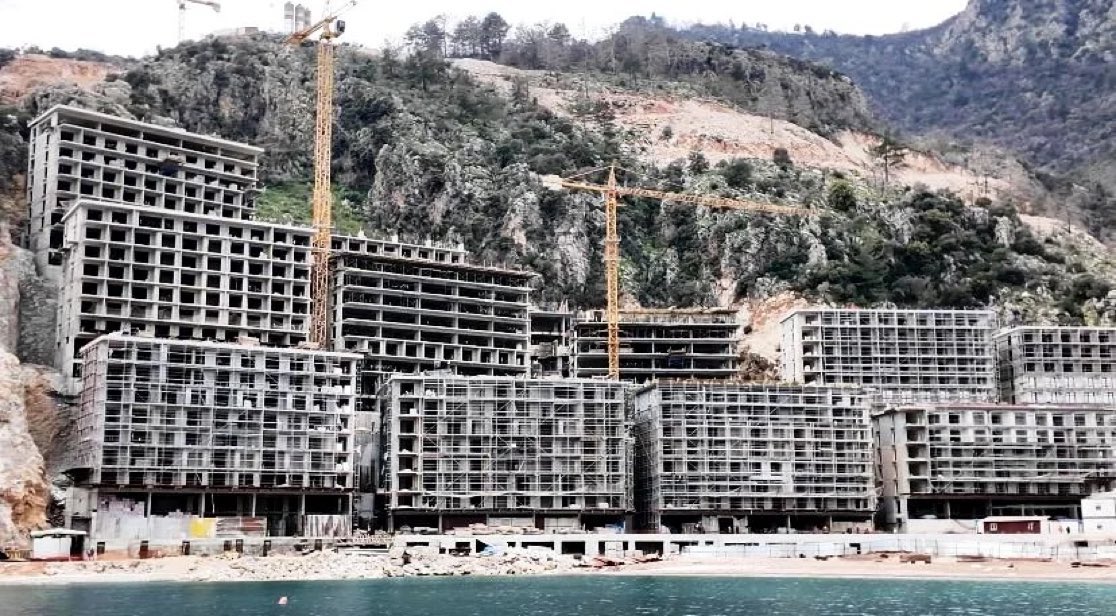 SaldaDernek's tweet photo. Milli Parkı Talan Eden Sinpaş’a Dur Denildi! 

Marmaris’te milli parkı ve kıyıları yasa dışı şekilde işgal eden, çevreyi tahrip eden Sinpaş’ın projesi mahkeme kararıyla iptal edildi. 

Kanun tanımadan doğayı sömürmeye çalışan bu rant projesi, halkın mücadelesiyle durduruldu! https://t.co/At26aOrfPK