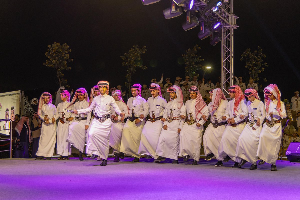 #مهرجان_الفلكلور_الوطني الثالث بحائل يشهد مشاركة طلاب #تعليم_عسير ، في تقديم فنون العرضة الجنوبية والقزوعي والخطوة.