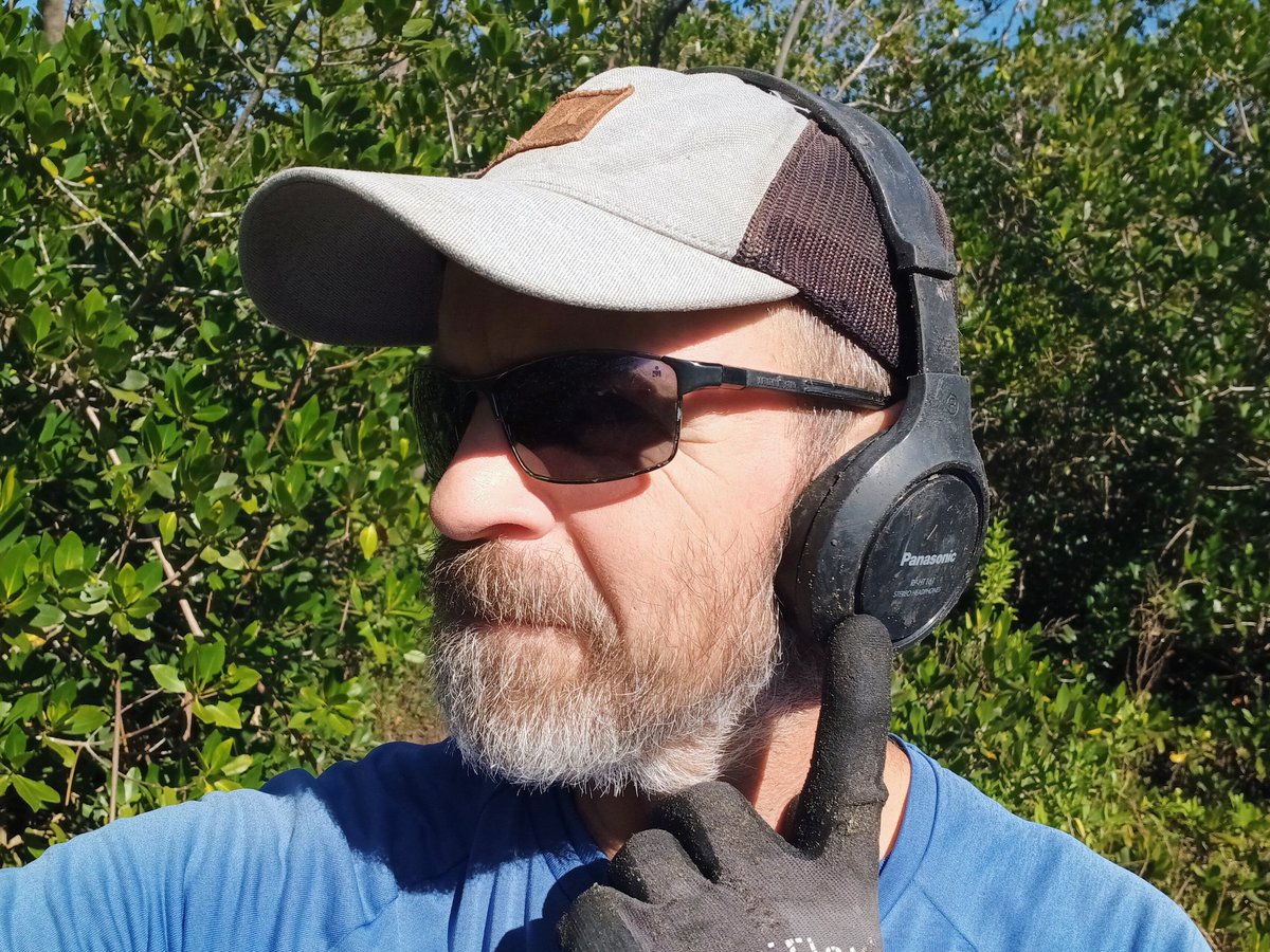 TJRPitt's tweet image. Low tide on Clearwater's Stevenson Creek reveals all kinds of mistakes. Wasn't able to open this suitcase, but it was heavy, tough to remove, &amp;amp; had clearly been stuck in the mud awhile.
+ 2 Earthcleanup bags of Litter &amp;amp; 2 pillows while enjoying some cool beats🎧🎶😁