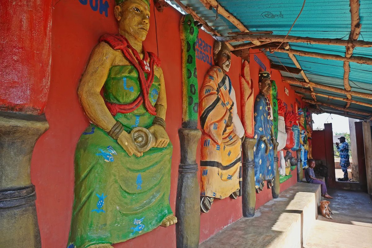 📸 ¡NUEVA FOTO!

🇧🇯 "Geviosó es una divinidad del panteón del vudú que representa al trueno. Aquí viene la gente a compartir inquietudes en busca de soluciones."

🏆 <a href="/_martinaandres/">Martina Andrés</a> desde Benín con Rift Valley Expeditions.