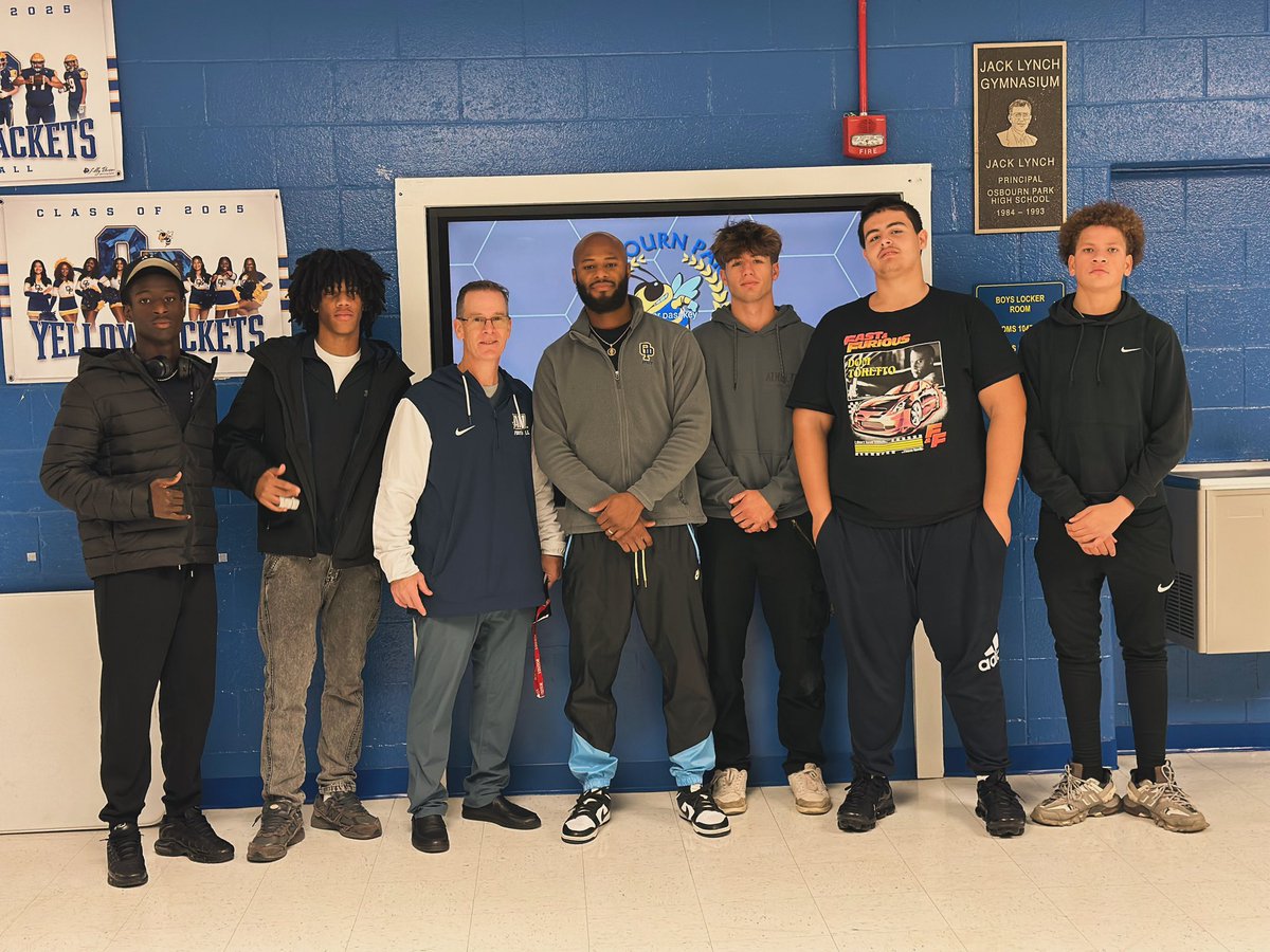 Osbourn Park Football (@ophsfootball) on Twitter photo Appreciate Coach Lantz from <a href="/AverettFootball/">Averett Football</a> stopping by The Park to see my guys! We getting them to college! Appreciate Coach Lantz from <a href="/AverettFootball/">Averett Football</a> stopping by The Park to see my guys! We getting them to college!