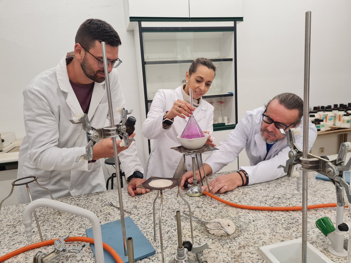 Hoy martes 3 de diciembre, se están realizando las prácticas de laboratorio de la asignatura "Fundamentos Químicos de la Ingeniería" del Grado de Ingeniería, bajo la supervisión de la Profesora-tutora Mª Julia Pérez Marcelo.
#alumnos
#SomosUNED