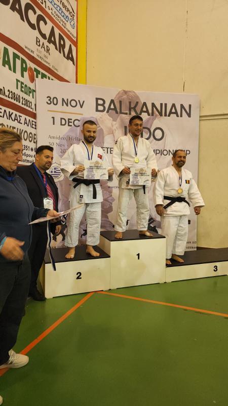 Sinop'lu Judoculardan Büyük Başarı...
2024 Yılı Judo Federasyonun faaliyet programında yer alan Veteranlar Judo Balkan Şampiyonası 30 Kasım -1 Aralık 2024 tarihleri arasında Yunanistan'ın Soroviç kentinde gerçekleştirildi.
Sporcularımızdan Türkeli İlçe Müdürümüz Deniz Çolak M4