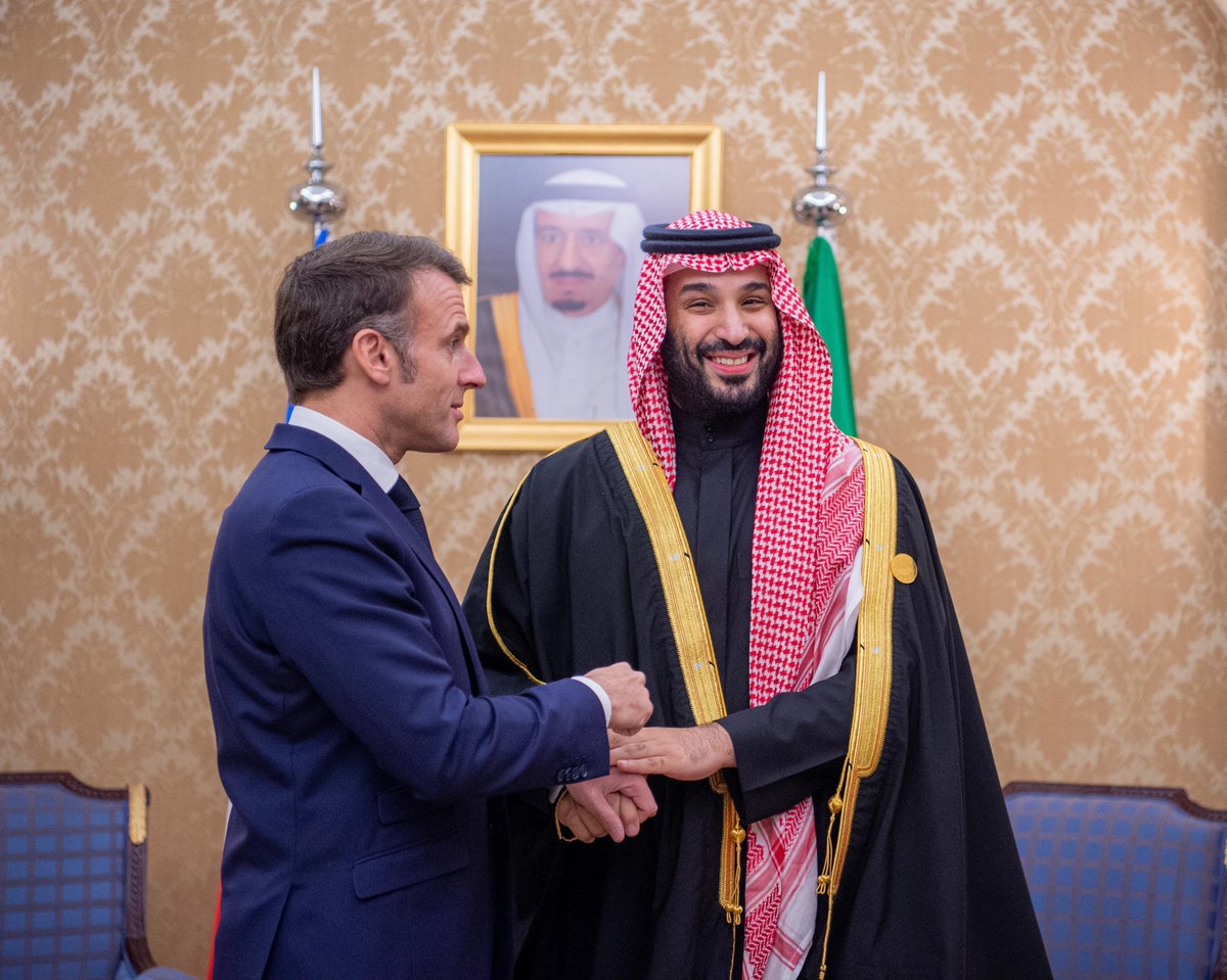 AlArabiya_KSA's tweet photo. #ولي_العهد ⁩ يلتقي في #الرياض الرئيس الفرنسي ومجموعة من كبار رؤساء الشركات الفرنسية على هامش ⁧ #قمة_المياه_الواحدة ⁩

⁦ #OneWaterSummit https://t.co/NOfpH9tJ0J
