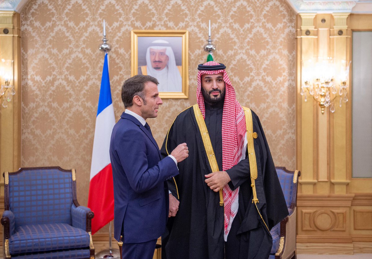 AlArabiya_KSA's tweet photo. #ولي_العهد ⁩ يلتقي في #الرياض الرئيس الفرنسي ومجموعة من كبار رؤساء الشركات الفرنسية على هامش ⁧ #قمة_المياه_الواحدة ⁩

⁦ #OneWaterSummit https://t.co/NOfpH9tJ0J