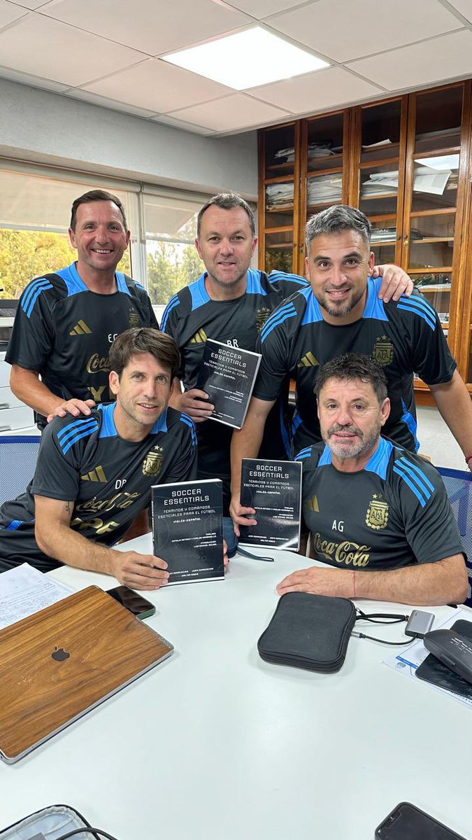 Walter Roque (@cataroque) on Twitter photo Complacidos y agradecidos por el gesto de los integrantes del cuerpo técnico de la Selección Sub17 de Argentina al tener en sus manos nuestro <a href="/SEssentialsUS/">Soccer Essentials</a>.
Un gran abrazo a Bernardo Romeo, coordinador selecciones juveniles de AFA.
Diego Placente, Director Técnico Sub17. Complacidos y agradecidos por el gesto de los integrantes del cuerpo técnico de la Selección Sub17 de Argentina al tener en sus manos nuestro <a href="/SEssentialsUS/">Soccer Essentials</a>.
Un gran abrazo a Bernardo Romeo, coordinador selecciones juveniles de AFA.
Diego Placente, Director Técnico Sub17.