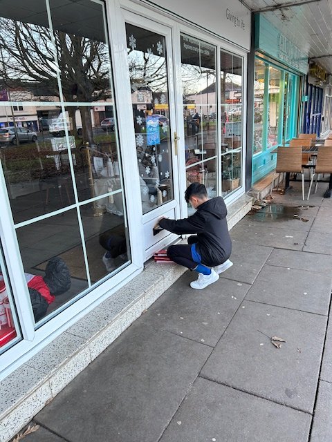 💙Spreading Festive Cheer💙
Everyone in school made a Christmas card last week and what better way to celebrate 'Giving Tuesday' than our Head Boy and Head Girl going out into the community to deliver them to business, retirement homes and other local friends.