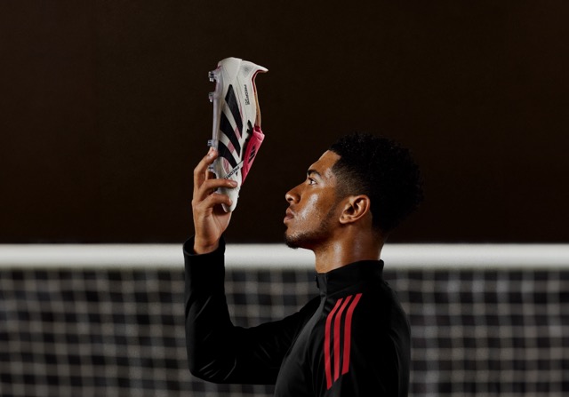 WrldSoccerShop's tweet photo. 🚨 Champagne Predators are HERE 🚨
Who remembers the iconic 2002 Predator Mania? 🍾 The champagne, red, and black colorway is back with a 2024 twist.
Lace up or laceless—which one are you rocking?
#PredatorMania https://t.co/TcxoaWsVRY