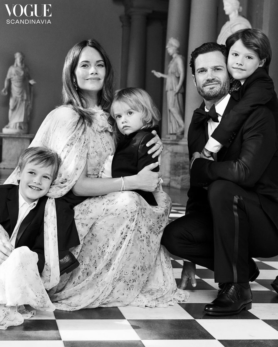 #NEW Princess Sofia and Prince Carl Philip of Sweden with their children Prince Alexander, Prince Gabriel and Prince Julian in Vogue Scandinavia in honour of the Princess’ upcoming 40th birthday 🖤🇸🇪

This picture is absolutely beautiful 😍