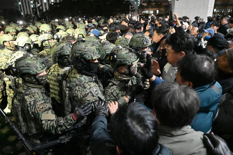 Chain_report_01's tweet photo. 🚨 BREAKING: 

South Korea's parliament votes to block President Yoon Suk-yeol's martial law declaration! 🇰🇷 

Hundreds gather in front of the National Assembly as tensions rise.

Yoon claims it's for national security amid North Korean threats.

#SouthKorea #MartialLaw #Politics https://t.co/qVSgf3h93O