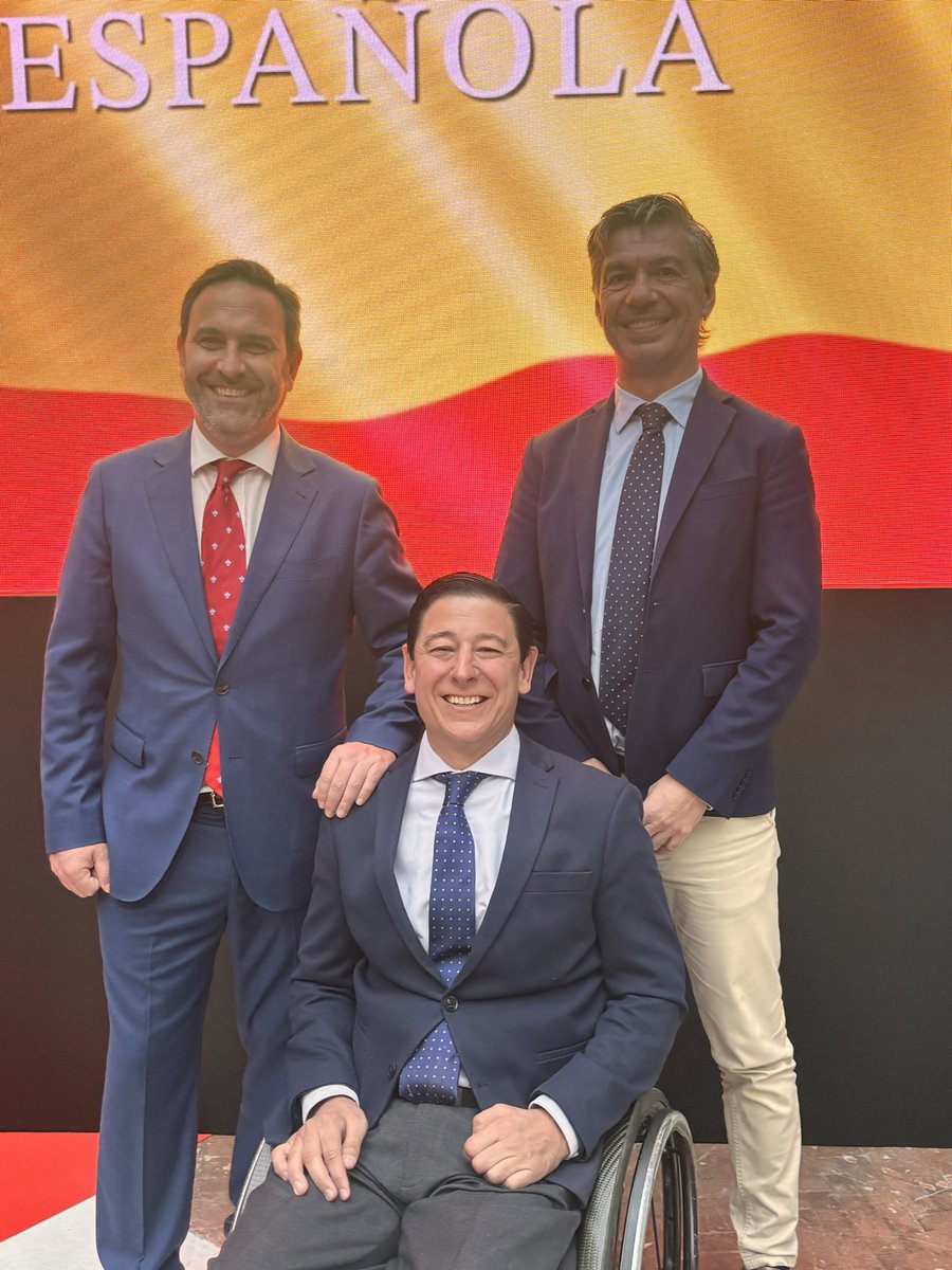PelegrinaLuis's tweet photo. En el acto de conmemoración del Día de la Constitución Española de 1978, en la sede del gobierno regional de Madrid.
Reivindicando a las personas que lo hicieron posible.
Junto a compañeros y amigos
#CE1978
#6D https://t.co/mrXfF0btVs
